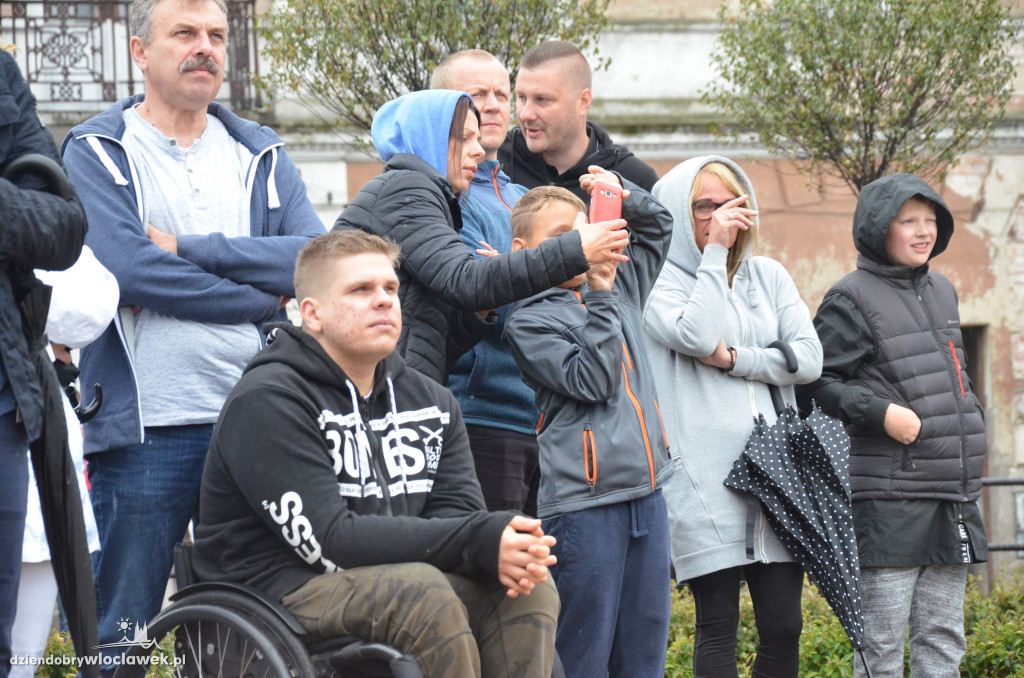 Przeszli na drugi brzeg Wisły po linie