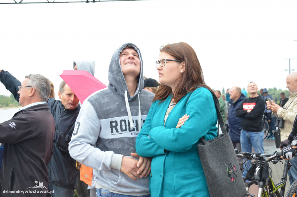 Przeszli na drugi brzeg Wisły po linie