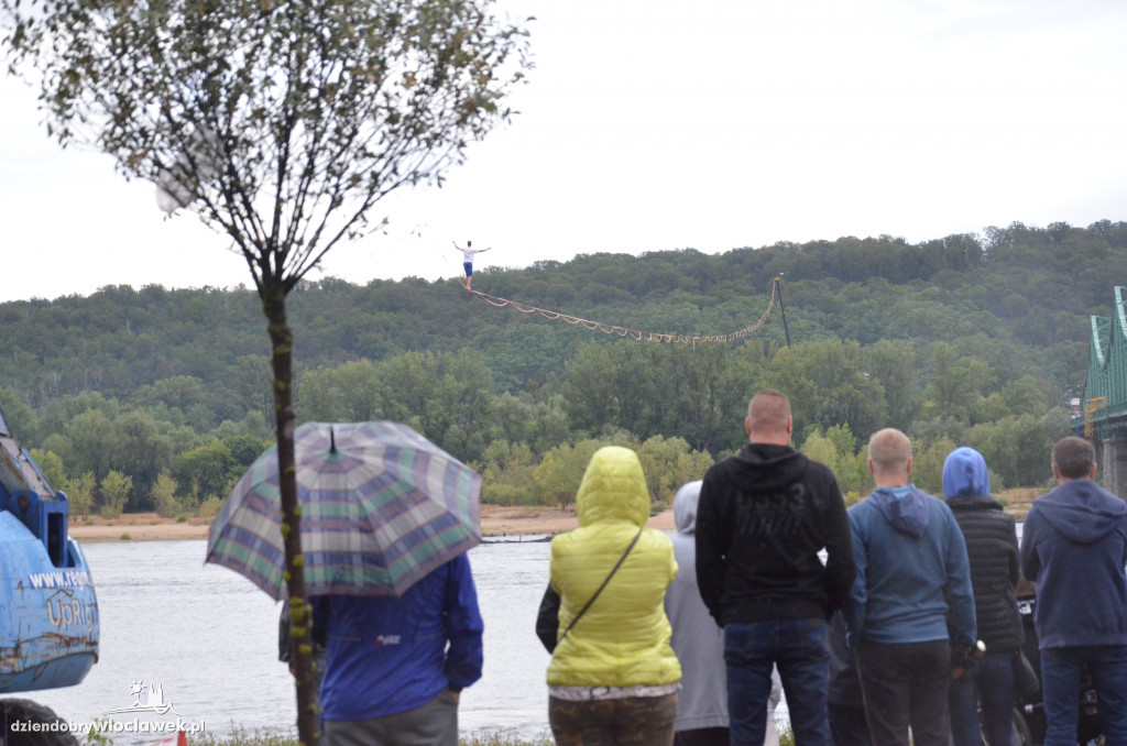 Przeszli na drugi brzeg Wisły po linie