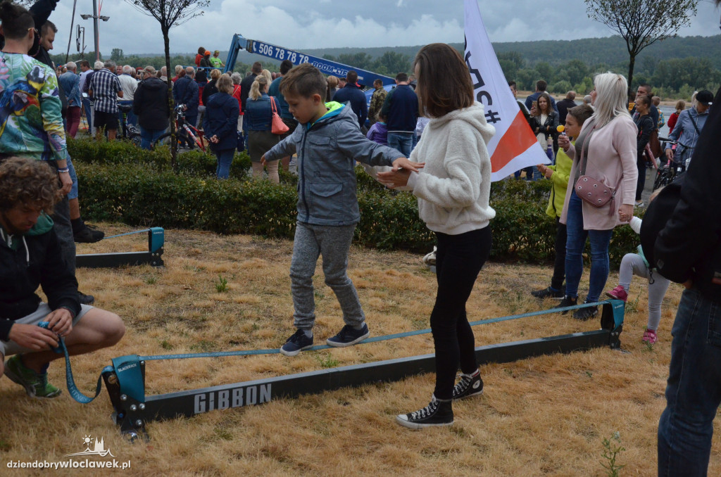 Przeszli na drugi brzeg Wisły po linie