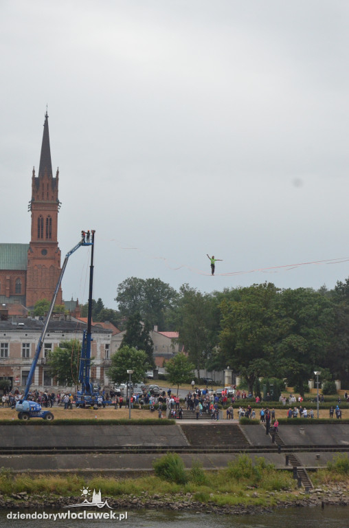 Przeszli na drugi brzeg Wisły po linie