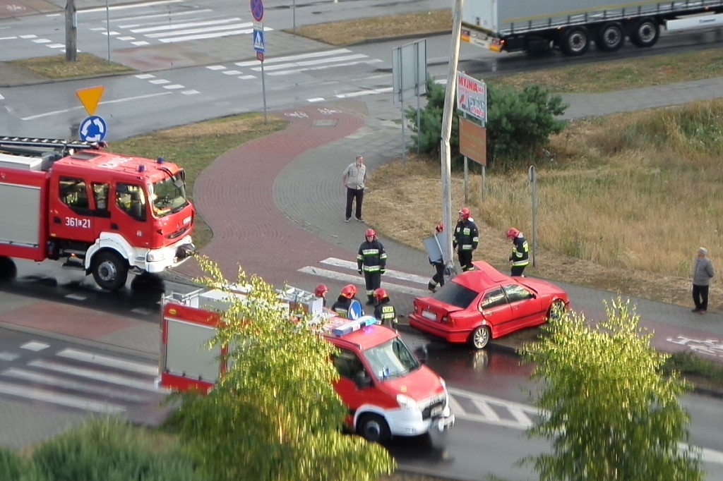 BMW rozbite koło ronda Falbanka