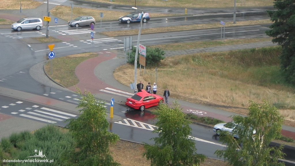 BMW rozbite koło ronda Falbanka