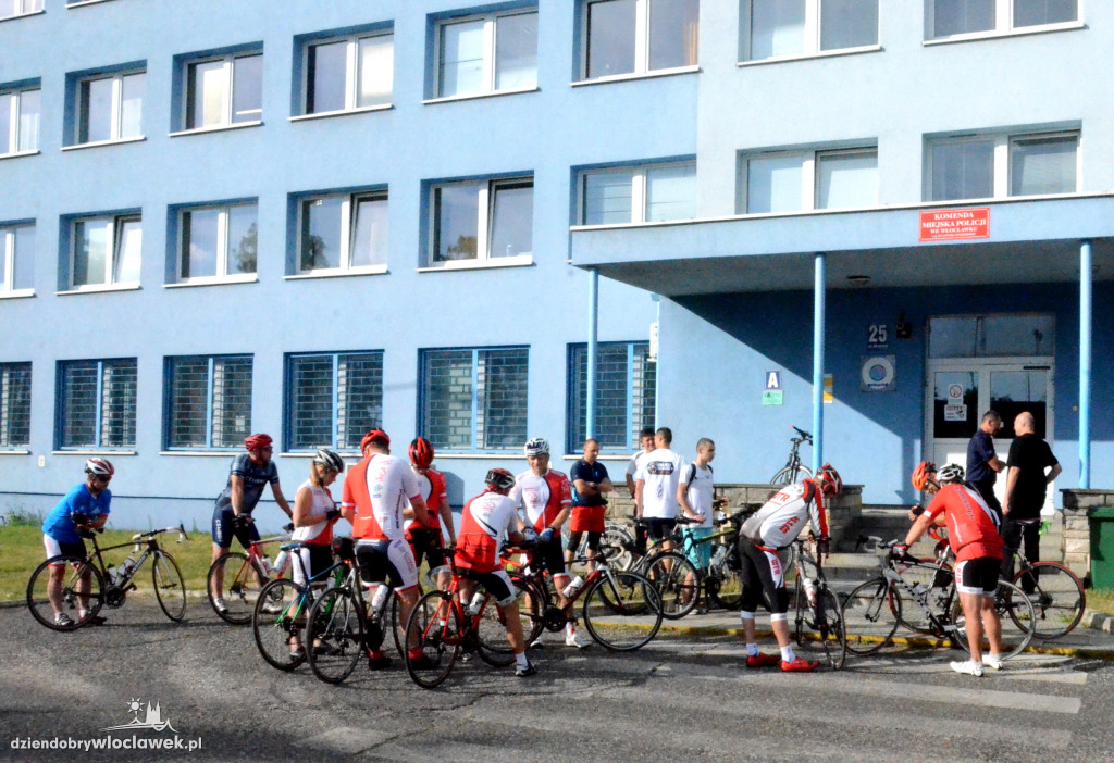 Chcąc pomóc kolegom ruszyli na rowerach