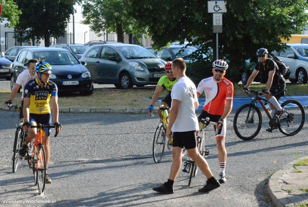 Chcąc pomóc kolegom ruszyli na rowerach