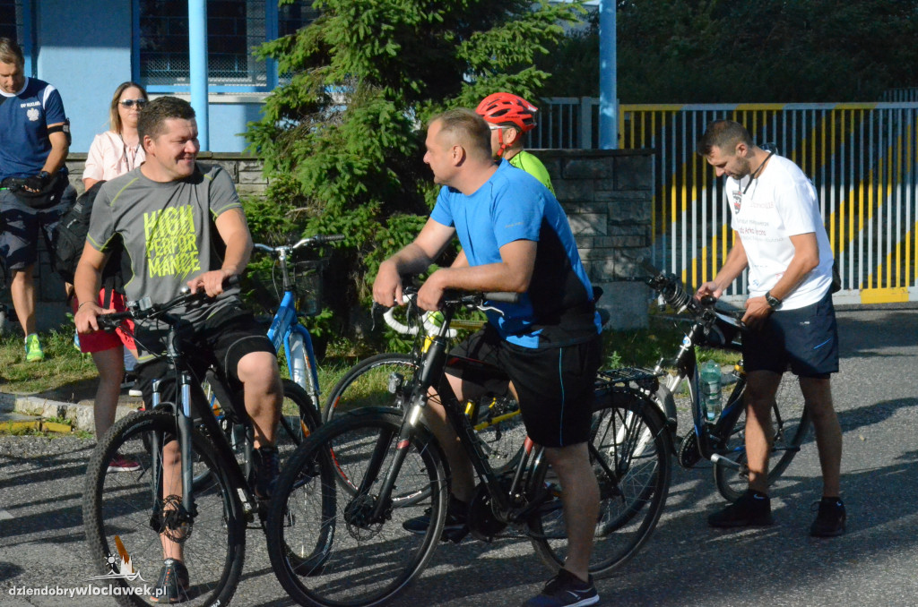 Chcąc pomóc kolegom ruszyli na rowerach