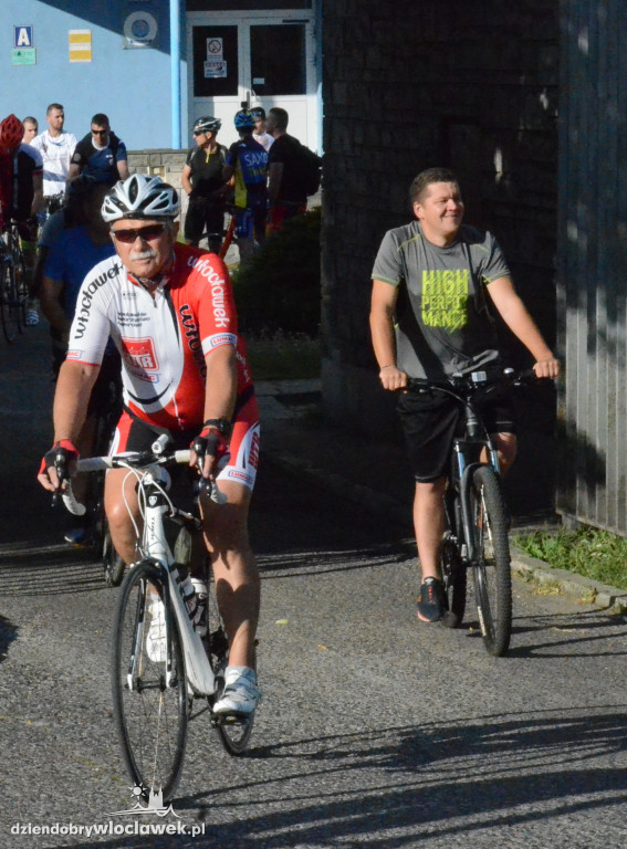 Chcąc pomóc kolegom ruszyli na rowerach