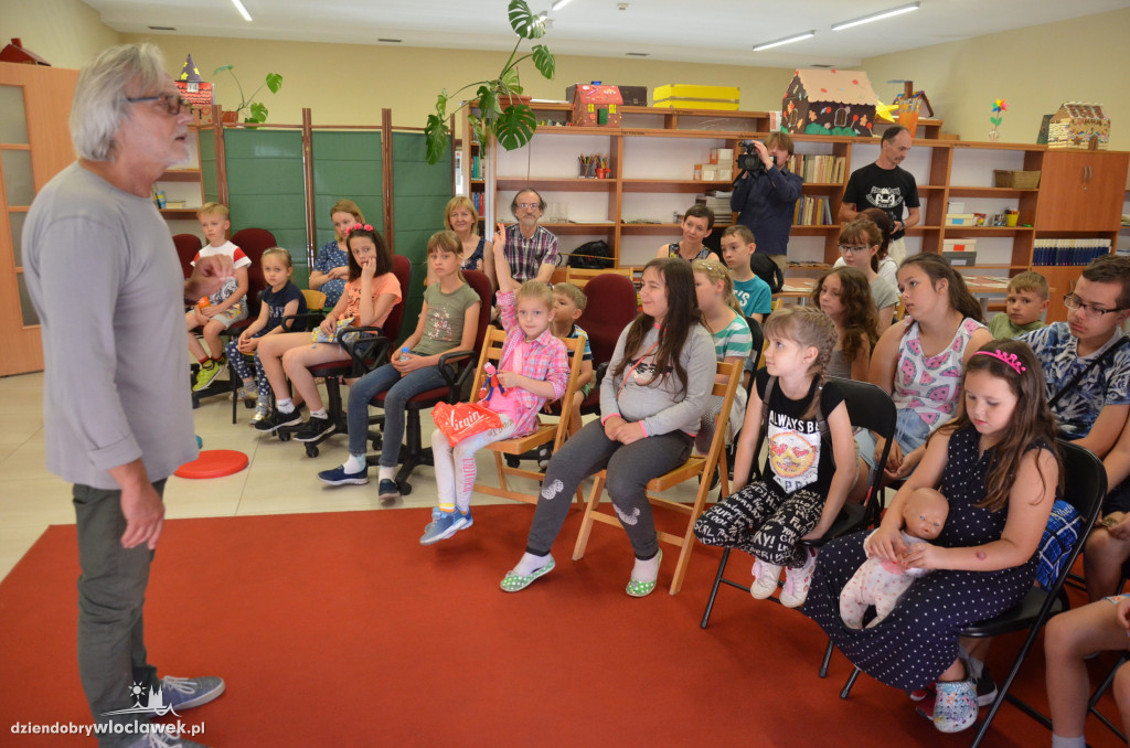 Lalkarz w bibliotece