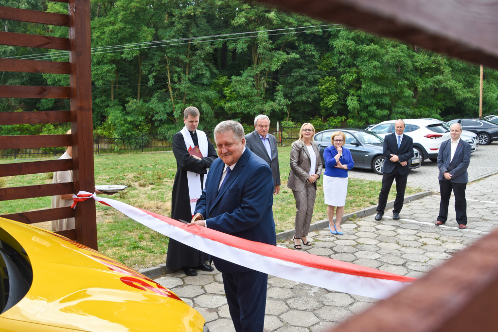 Przecięli wstęgę w podstacji pogotowia