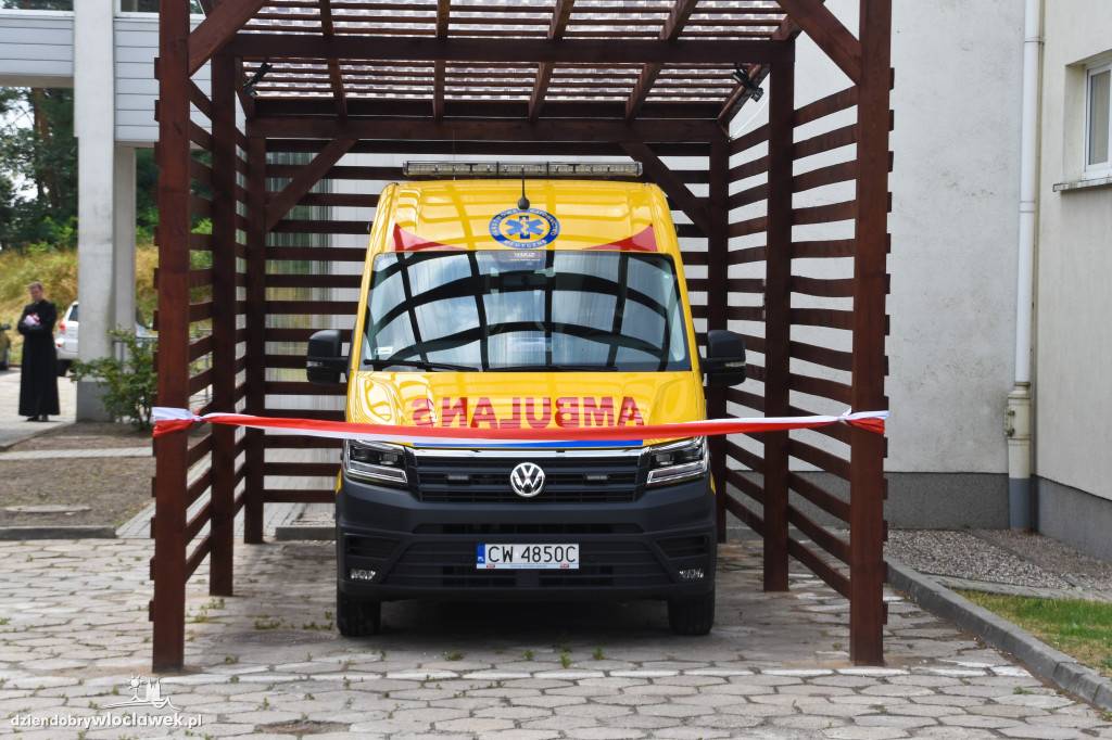 Przecięli wstęgę w podstacji pogotowia