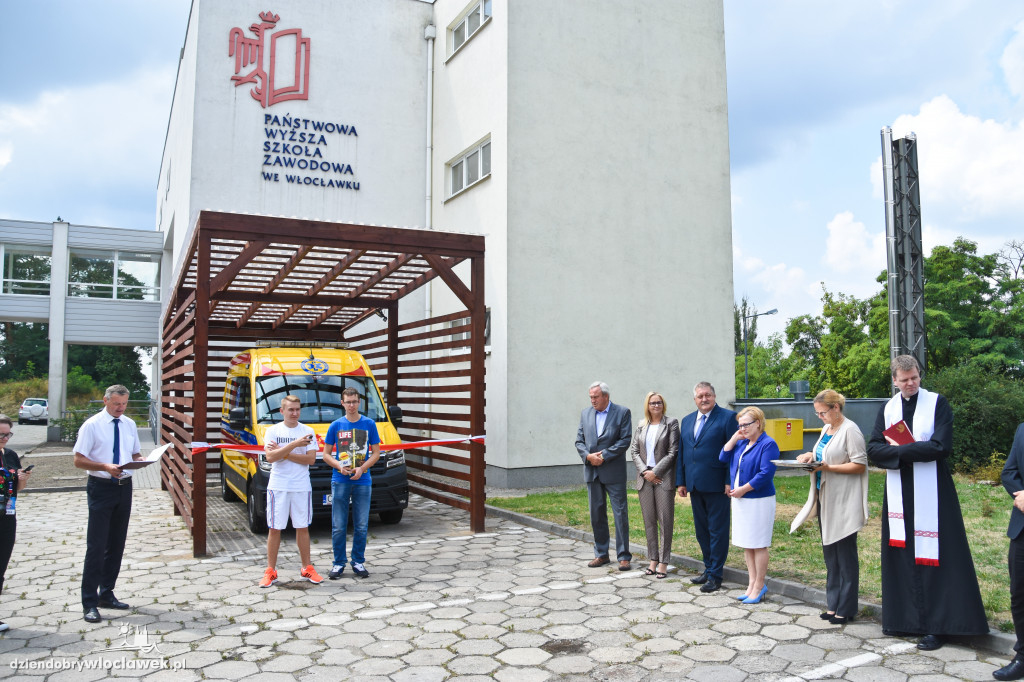 Przecięli wstęgę w podstacji pogotowia