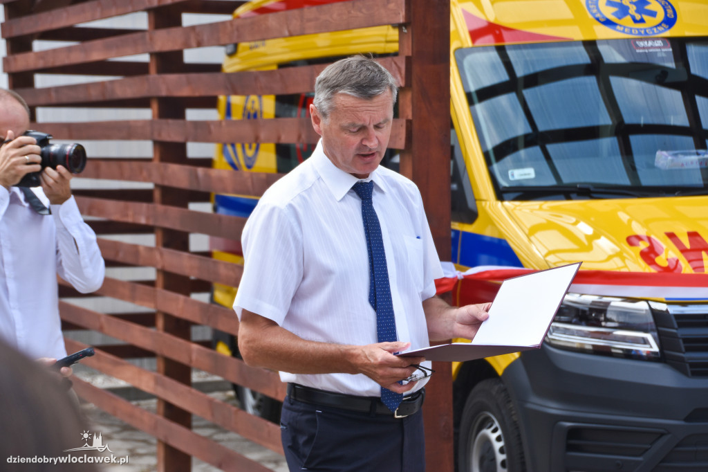 Przecięli wstęgę w podstacji pogotowia