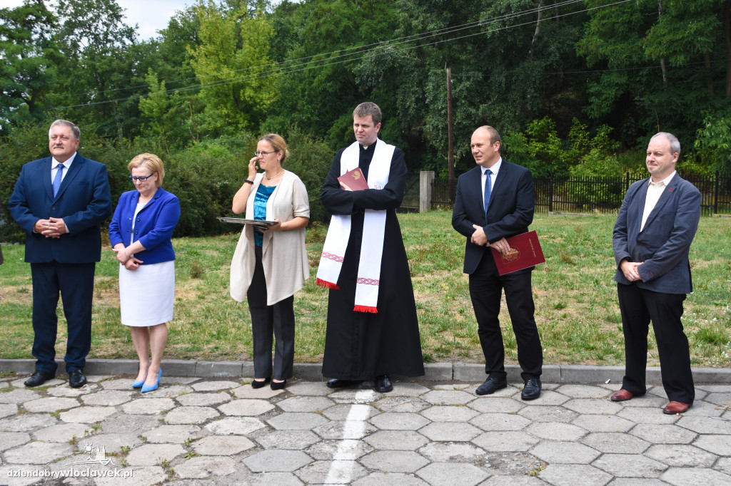 Przecięli wstęgę w podstacji pogotowia