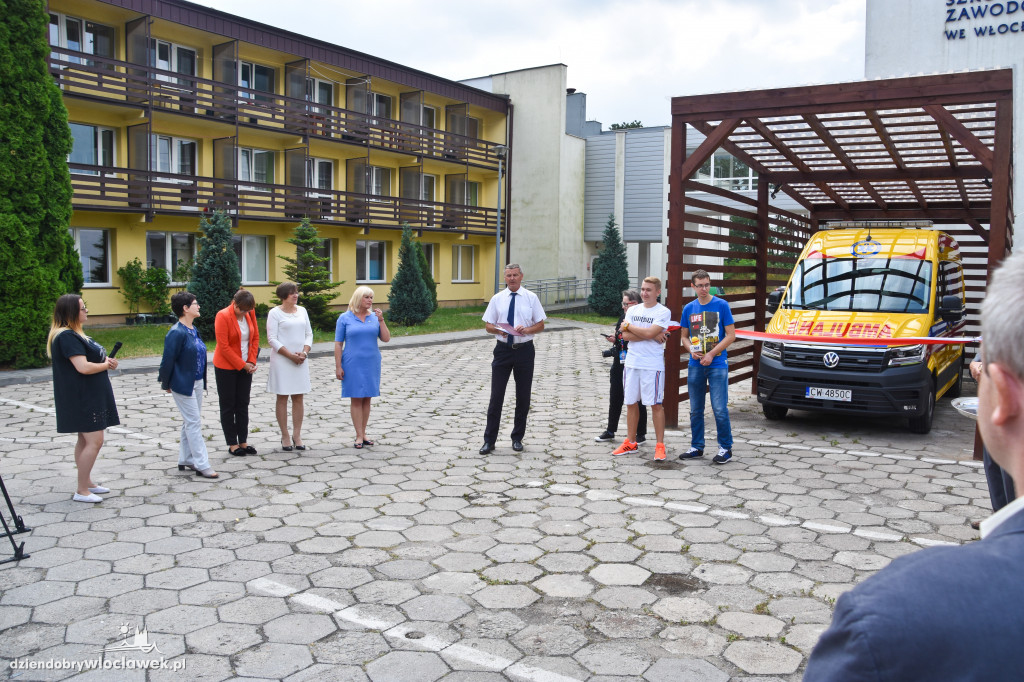 Przecięli wstęgę w podstacji pogotowia