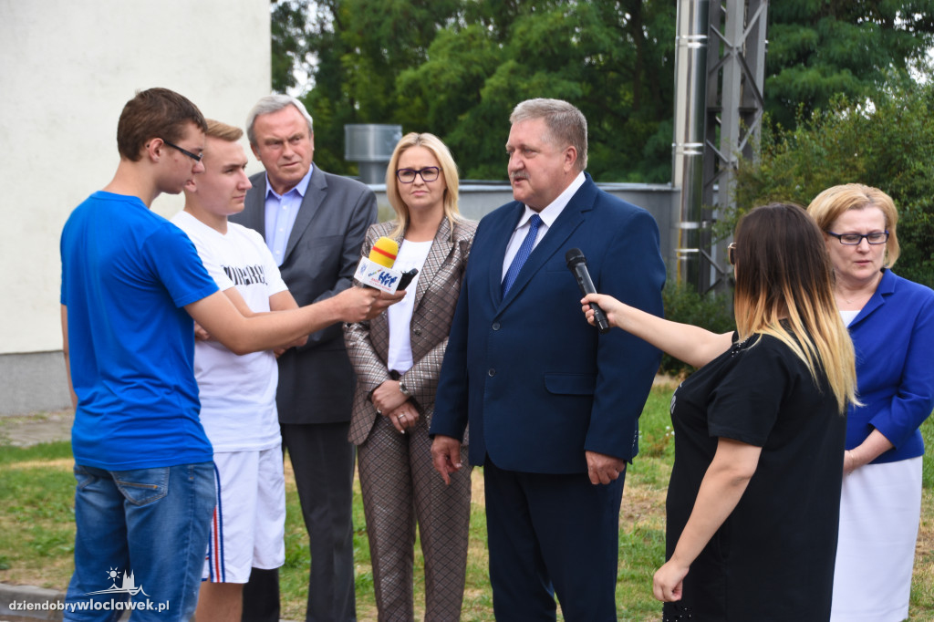 Przecięli wstęgę w podstacji pogotowia