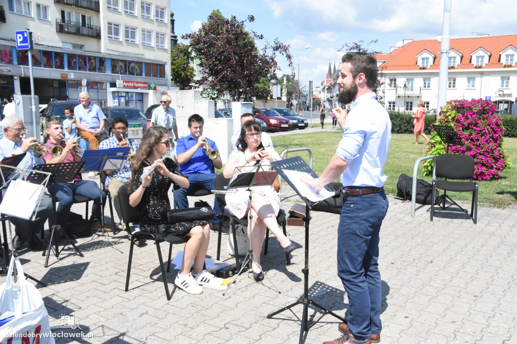 Orkiestra dęta z Wisły na Placu Wolności