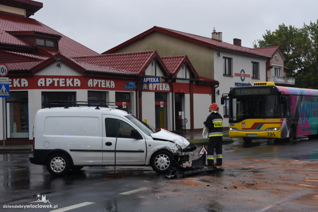 Zderzenie dwóch aut na ul. Wiejskiej