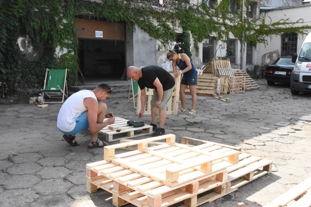 Warsztaty budowania mebli z palet
