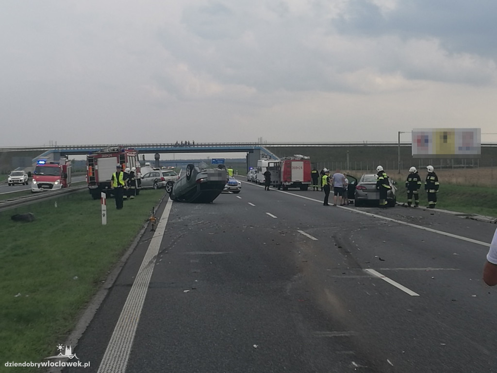 6 aut  zderzyło się na A1. 8 osób w szpitalu