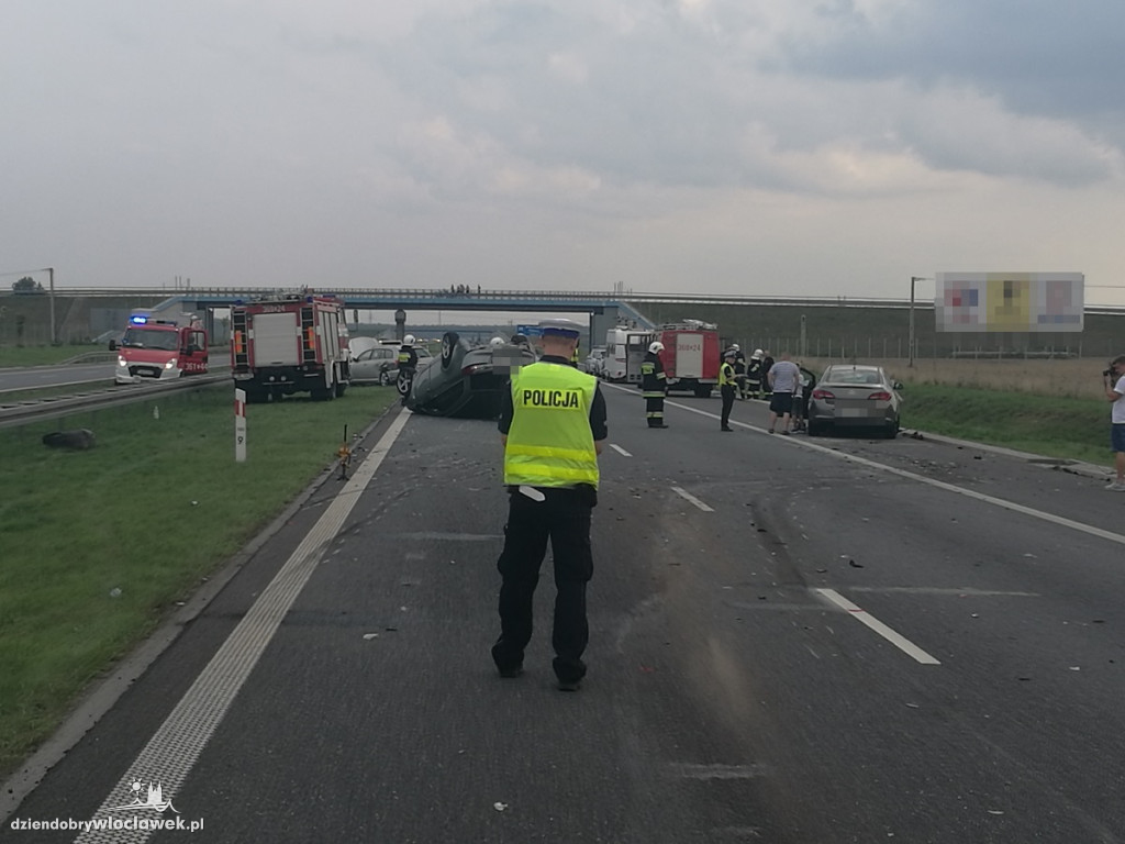 6 aut  zderzyło się na A1. 8 osób w szpitalu