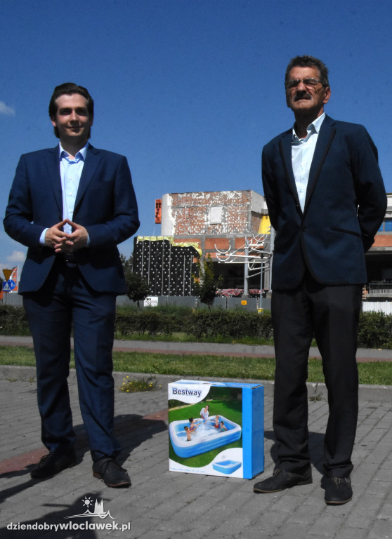 PiS przekazał dmuchany basen