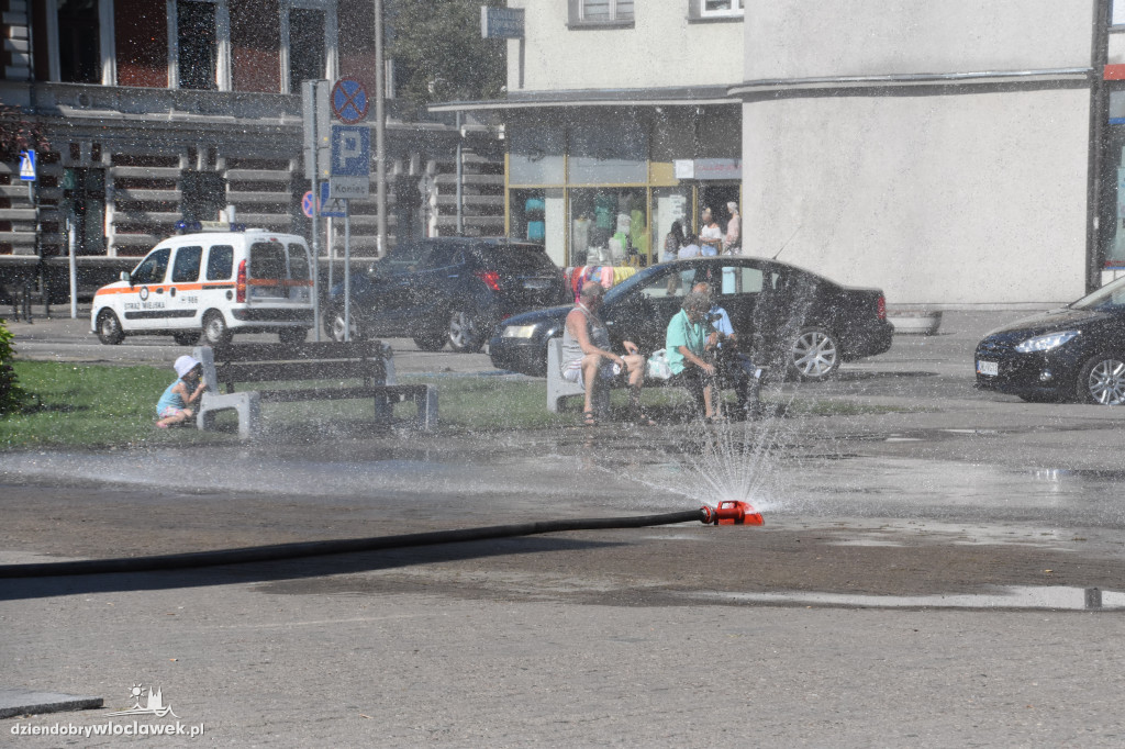 Mieszkańcy szukają ochłody przy kurtynie