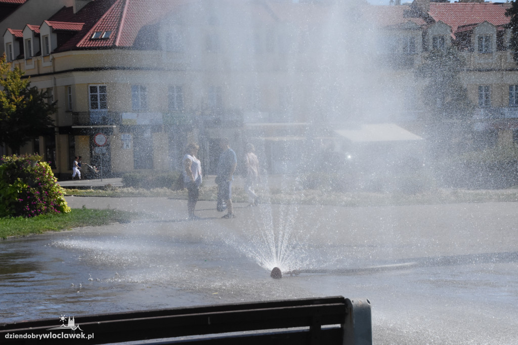 Mieszkańcy szukają ochłody przy kurtynie