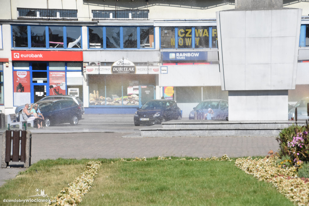 Mieszkańcy szukają ochłody przy kurtynie