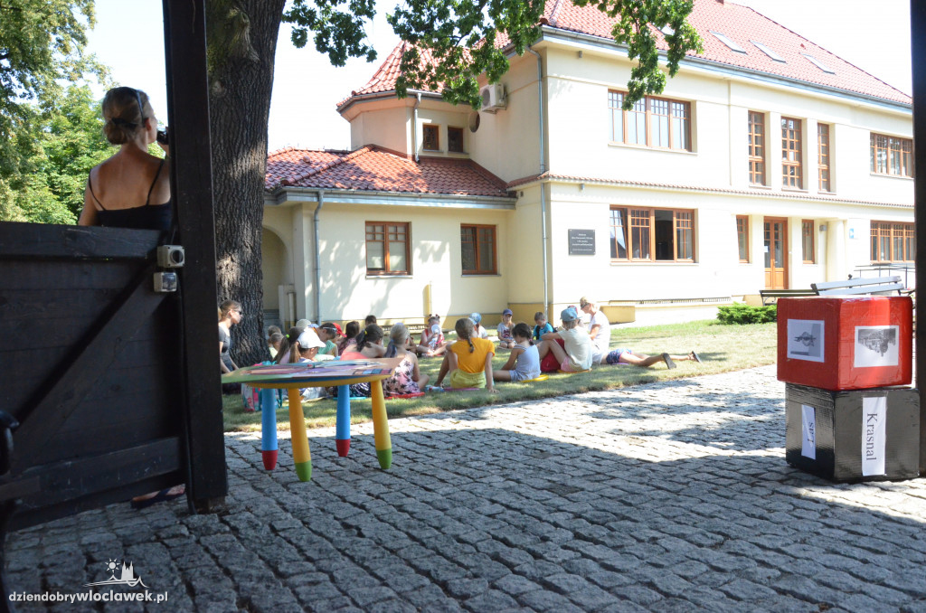 Wakacyjne `Podwórkowe czytanie`