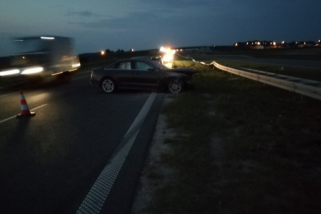 4 samochody uszkodzone na A1