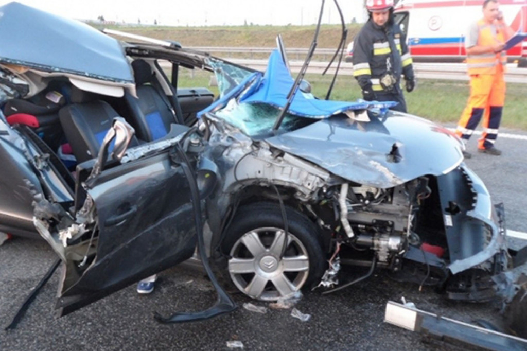 Citroen C4 wjechał w tył ciężarówki