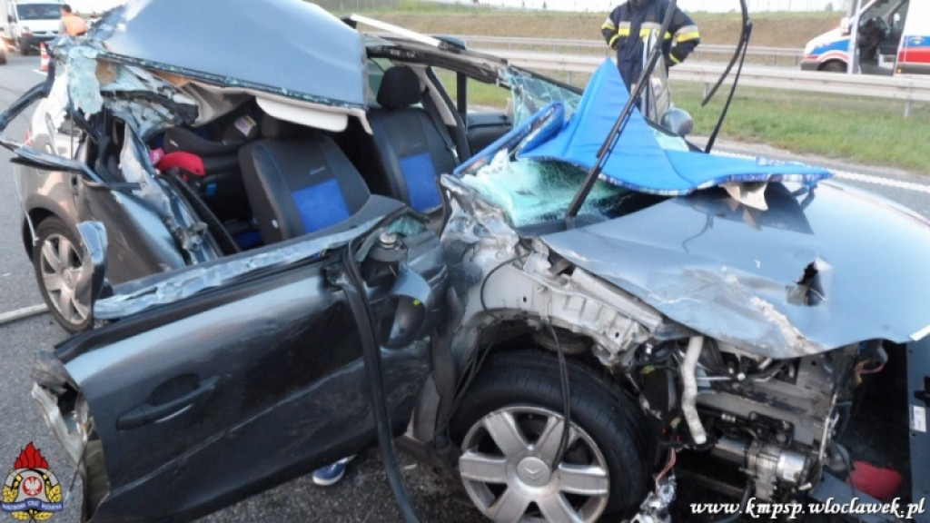 Citroen C4 wjechał w tył ciężarówki