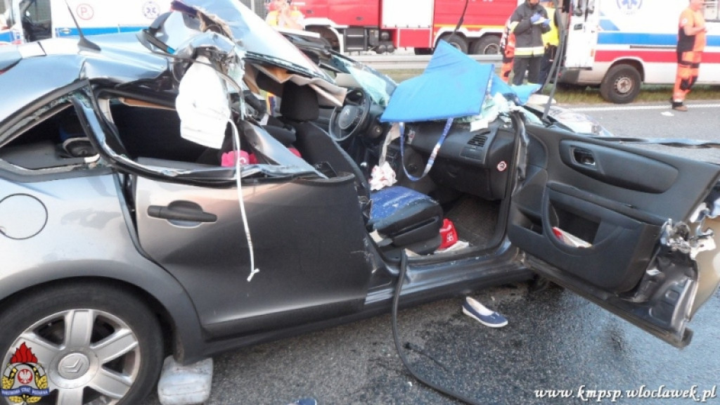 Citroen C4 wjechał w tył ciężarówki