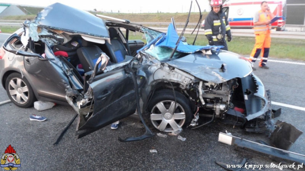 Citroen C4 wjechał w tył ciężarówki