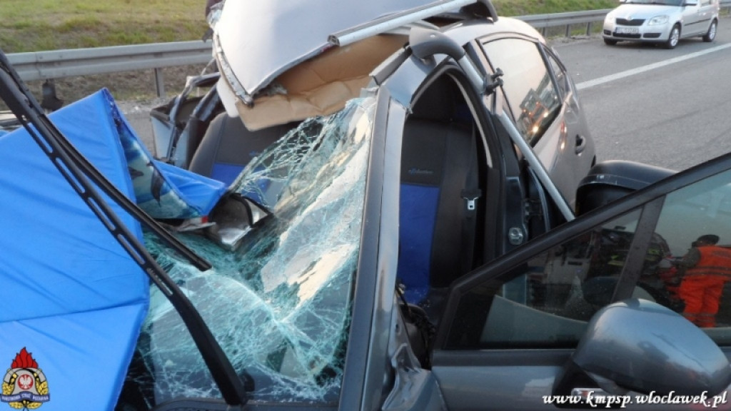 Citroen C4 wjechał w tył ciężarówki