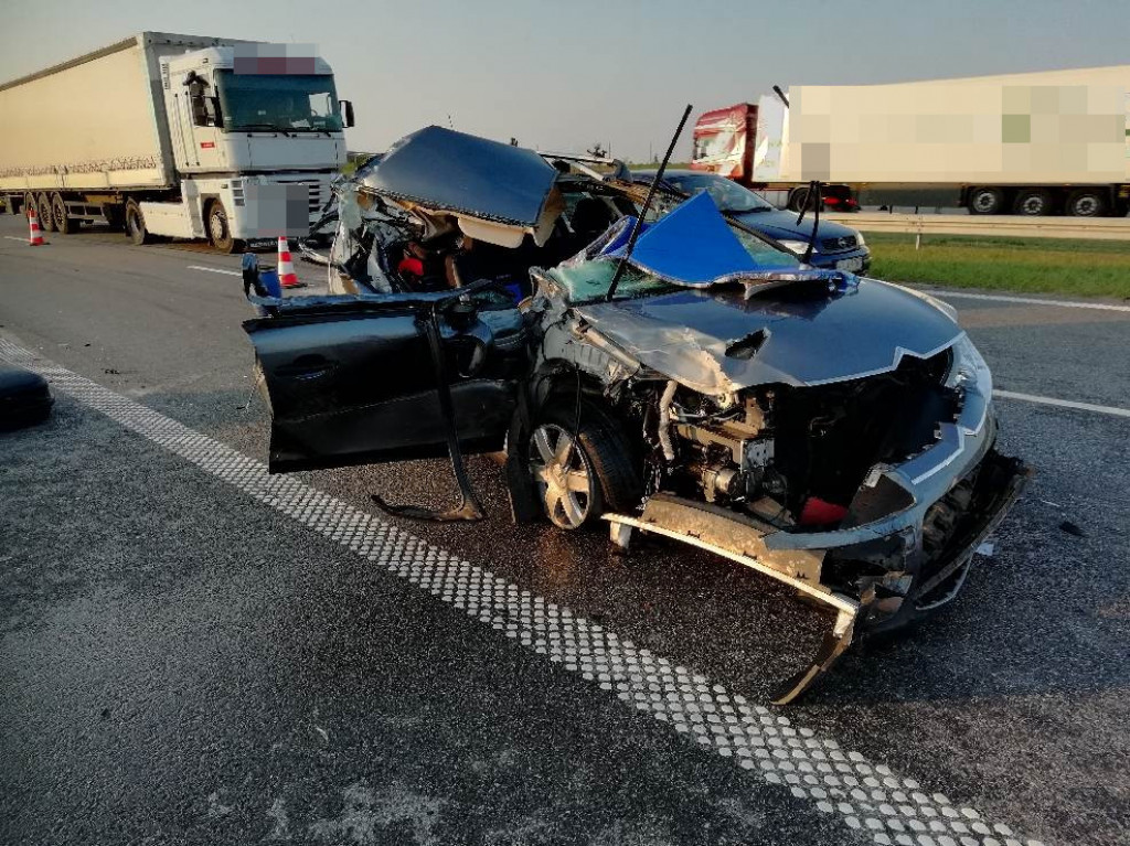 Citroen C4 wjechał w tył ciężarówki
