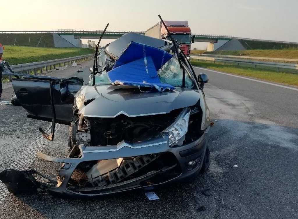 Citroen C4 wjechał w tył ciężarówki