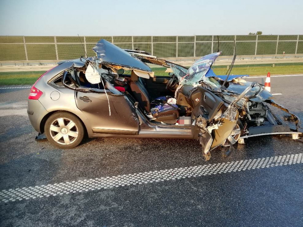 Citroen C4 wjechał w tył ciężarówki