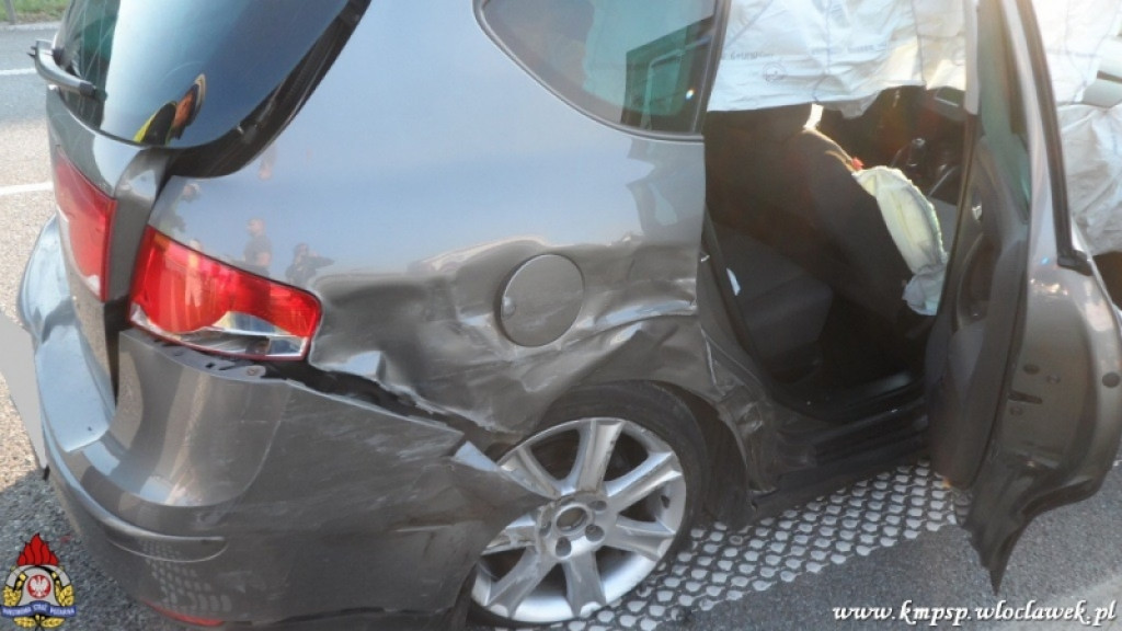 Citroen C4 wjechał w tył ciężarówki