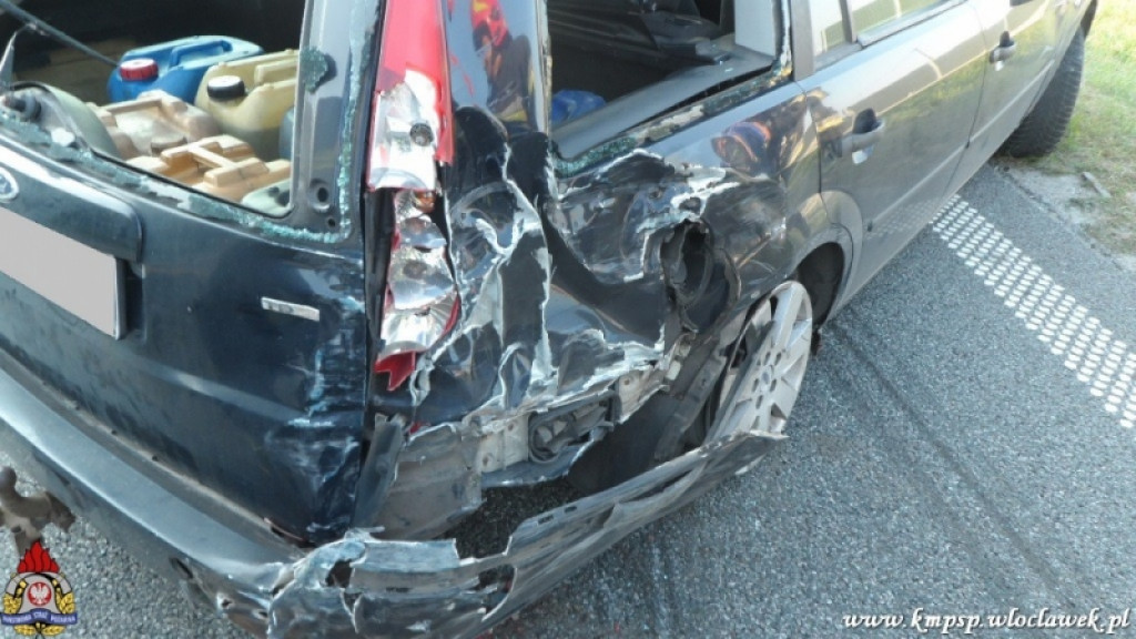 Citroen C4 wjechał w tył ciężarówki