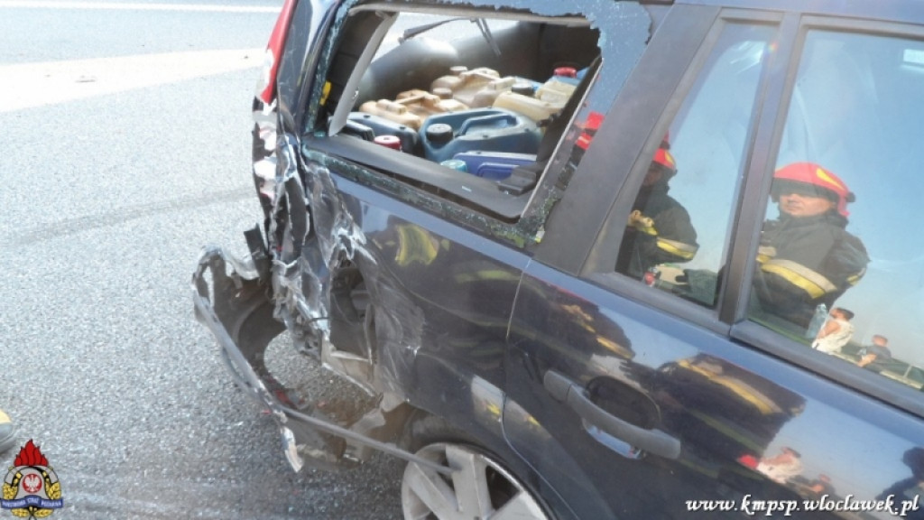 Citroen C4 wjechał w tył ciężarówki