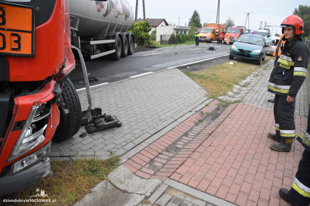 Zderzenie osobówki z cysterną