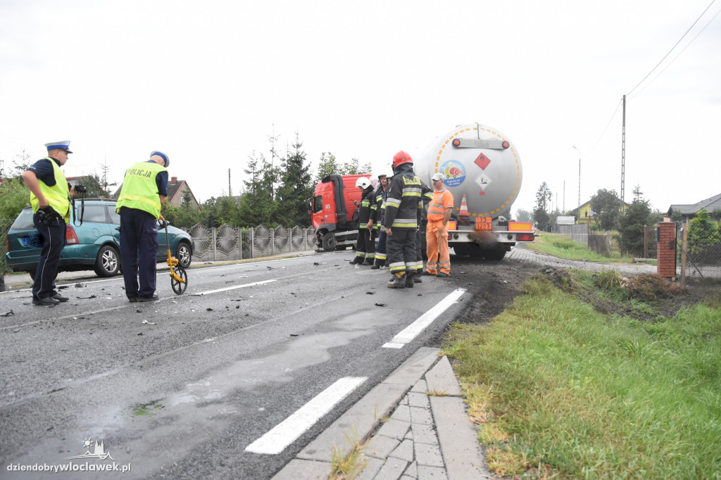 Zderzenie osobówki z cysterną