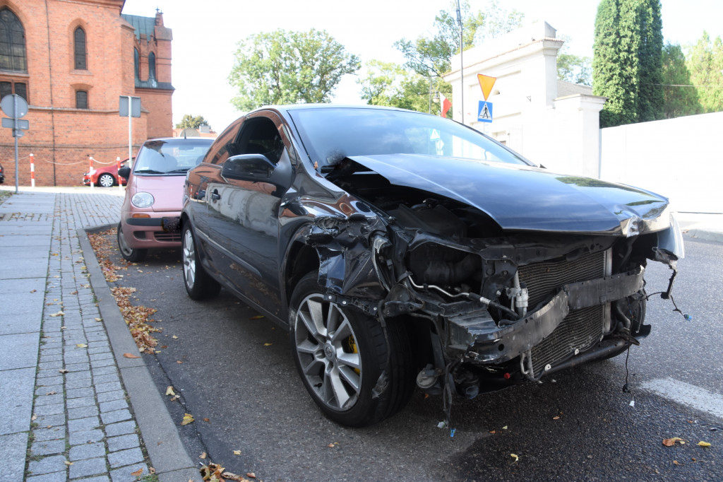 Opel uderzył w budynek