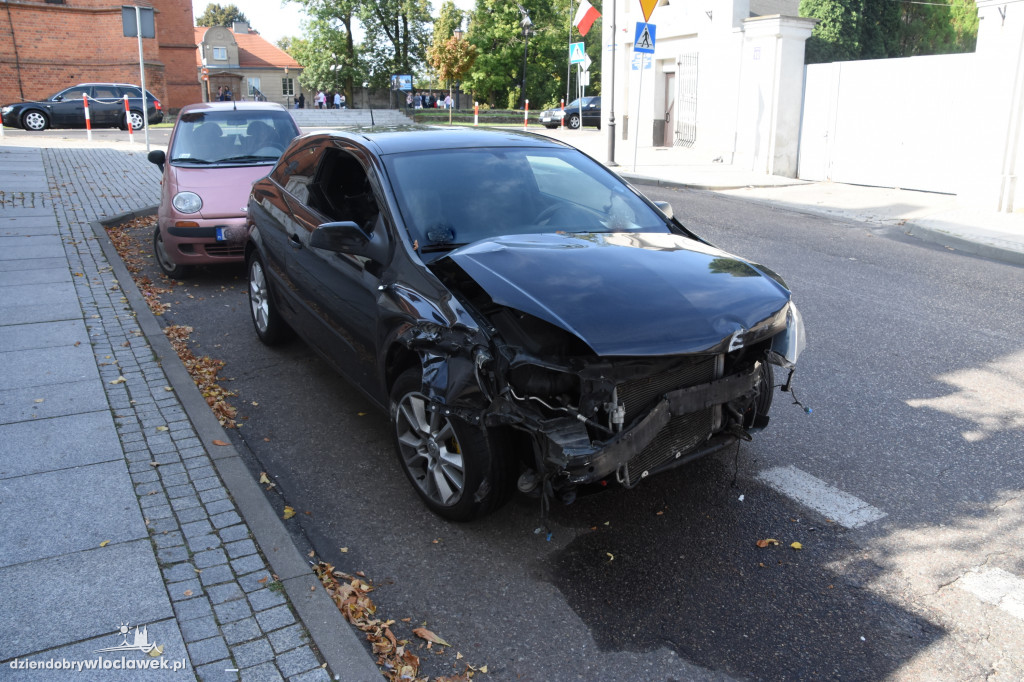 Opel uderzył w budynek