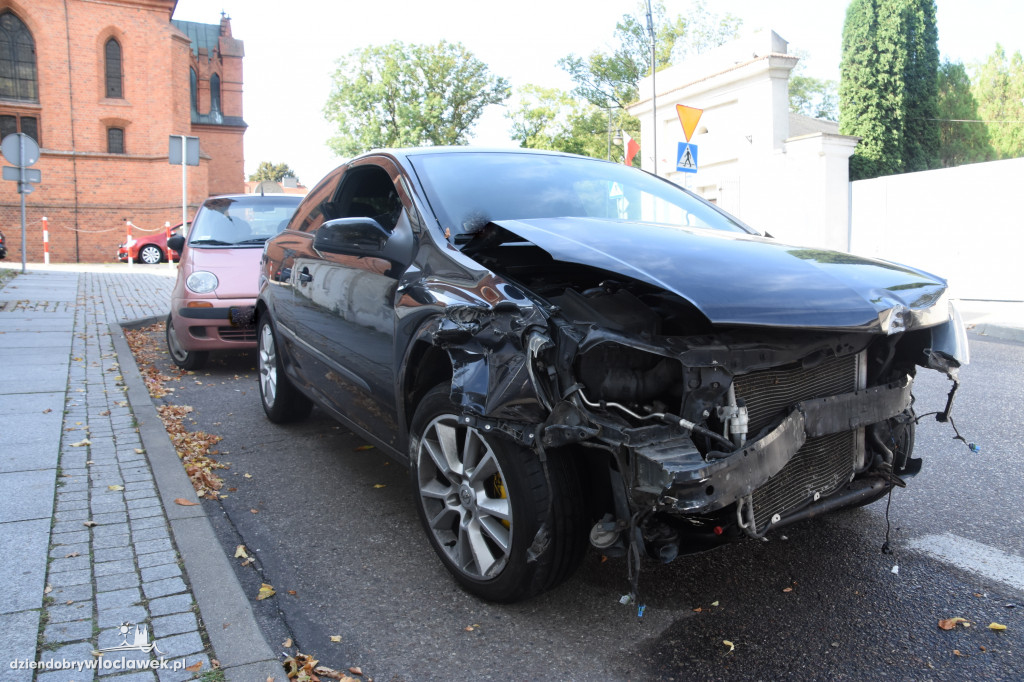 Opel uderzył w budynek