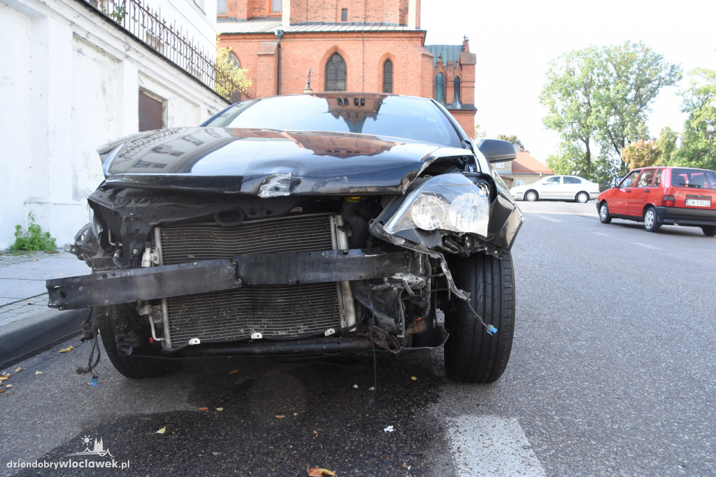 Opel uderzył w budynek