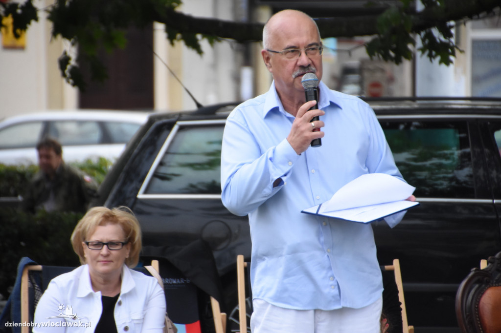 Czytali 'Przedwiośnie' na pl. Wolności