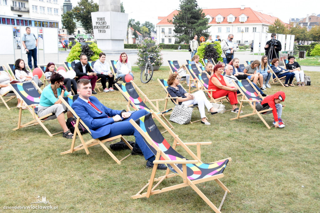 Czytali 'Przedwiośnie' na pl. Wolności
