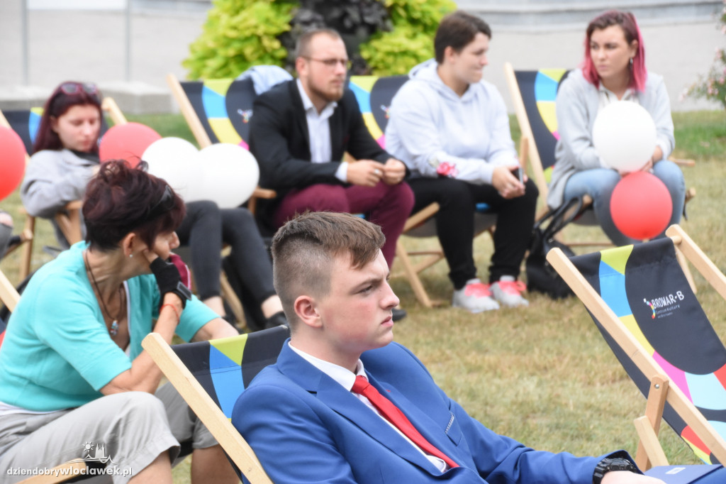 Czytali 'Przedwiośnie' na pl. Wolności
